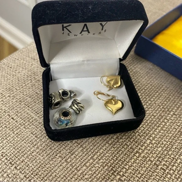 Vintage Gold Tone Heart Dangle Earrings - 1/2 inch, small dainty love hearts 💕 - Picture 7 of 7